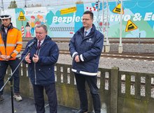 Andrzej Bittel wiceminister infrastruktury przekazuje informacje na briefingu prasowym dot. odsłonięcia muralu fot. Karol Jakubowski