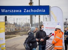 Wypowiadający się dyrektor projektu PLK i dziennikarze na briefingu na stacji Warszawa Zachodnia, autor Łukasz Hachuła, 24.03.2021 r.