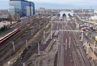 Tory i sieć trakcyjna na stacji Warszawa Zachodnia. Pociąg wjeżdżający na stację fot. Artur Lewandowski