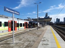 Peron na stacji Warszawa Główna i pociąg.
