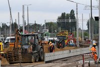 Ciężki sprzęt, robotnicy, konstrukcja nowego peronu_fot. Martyn Janduła