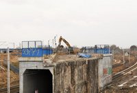 Maszyna demontuje stary wiadukt kolejowy, fot. Martyn Janduła