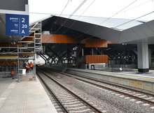 Peron 2, wysokie zadaszenie, tory_fot. Martyn Janduła