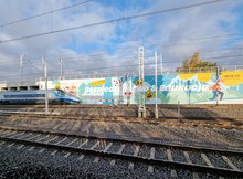 Mural dot. bezpieczeństwa, pociąg Pendolino jedzie po torach fot. Kamila Turel