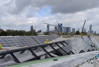 Robotnicy montujący panele fotowoltaiczne i elementy dachu, fot. Martyn Janduła