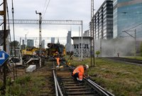 Rozbiórka torów linii średnicowej. Pracownicy i ciężki sprzęt_fot. Martyn Janduła