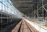 Rusztowanie pod dużym zadaszeniem, obok pociąg Pendolino, fot. Martyn Janduła