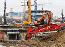 Maszyna prowadzi rozbiórkę starego tunelu na Warszawie Zachodniej