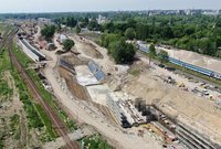 Budowa wiaduktów M02 i M03. W tle przejeżdża pociąg_fot. Artur Lewandowski