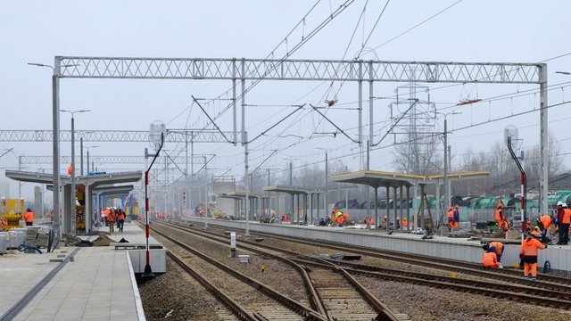 Warszawa Główna, dwa nowe perony i nowy układ torowy, pracownicy wykonują roboty wykończeniowe, fot. PLK 03.03.2021
