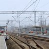 Warszawa Główna, dwa nowe perony i nowy układ torowy, pracownicy wykonują roboty wykończeniowe, fot. PLK 03.03.2021