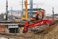 Maszyna prowadzi rozbiórkę starego tunelu na Warszawie Zachodniej, fot. Martyn Janduła