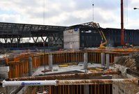 Widok na konstrukcję przejścia pdziemnego dla pieszych i tunelu tramwajowego. W tle widoczna hala peronowa, fot. Martyn Janduła