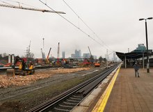 Widok z peronu nr 5 na pracujące maszyny przy rozbiórce peronu nr 6