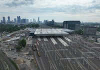 Widok z góry na całą stację Warszawa Zachodnia. Perony, tory i wyzokie zadaszenie_fot. Artur Lewandowski