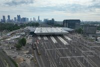 Widok z góry na całą stację Warszawa Zachodnia. Perony, tory i wyzokie zadaszenie_fot. Artur Lewandowski