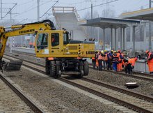 Warszawa Główna, pojazd dwudrogowy ora pracownicy na nowych torach, w tle nowy peron z wiatą, fot. PLK 03.03.2021