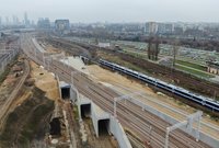 Widok z góry na wiadukt kolejowy, nowe tory i przejeżdżający pociąg_fot. Artur Lewandowski