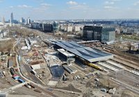 Widok z góry na stację, halę peronową, perony i tory. Widoczna konstrukcja nowego przejścia podziemnego, fot. Artur Lewandowski