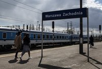 Podróżni na peronie stacji Warszawa Zachodnia, w tle pociąg, fot. Izabela Miernikiewicz