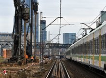 Prace obok przejeżdżającego pociągu. Palownice, centrum Warszawy w tle_fot. Martyn Janduła