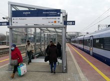 Warszawa Gdańska peron, pociąg, podróżni, schody ruchome