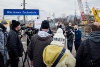 Wypowiadający się rzecznik prasowy PLK na briefingu na stacji Warszawa Zachodnia, autor Łukasz Hachuła, 24.03.2021 r.