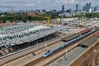 Widok na stację z góry, perony, pociąg i budowaną konstrukcję zadaszenia fot. Artur Lewandowski