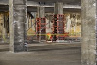 Robotnik przy budowie przejścia podziemnego. Filary betonowe, fot. Martyn Janduła