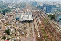 Widok z góry na stację Warszawa Zachodnia, konstrukcja wiaty, układane nowe tory. fot. Artur Lewandowski