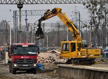 Koparka ładująca fragmenty starego peronu na wywrotkę, fot. Martyn Janduła