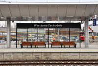 Ławki pod napisem Warszawa Zachodnia na peronie nr 6, fot. Martyn Janduła