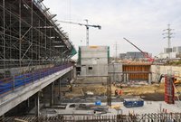 Przekrój prac na różnych poziomach. Posadzka tunelu, płyta stropowa i zadaszenie nad peronami. W tle budynek LCS, fot. Martyn Janduła