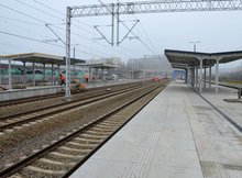 Warszawa Główna, dwa nowe perony, pracownicy w tle wykonują prace wykończeniowe, fot. PLK 03.03.2021