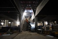 Robotnicy przy robotach przy budowie schodów na peron_fot. Martyn Janduła