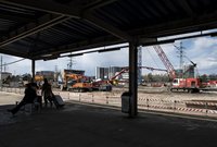 Widok na prace na stacji Warszawa Zachodnia i sylwetki podróżnych, fot. Izabela Miernikiewicz