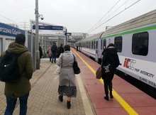 Warszawa Gdańska peron, pociąg, podróżni, schody ruchome