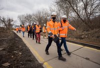 Spacerujący dziennikarze na briefingu na stacji Warszawa Zachodnia, autor Łukasz Hachuła, 24.03.2021 r.