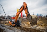 Pracująca koparka na stacji Warszawa Zachodnia, autor Łukasz Hachuła, 24.03.2021 r.