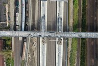 Widok od góry na kładkę i perony Warszawy Głównej, fot. Artur Lewandowski