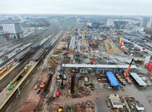 Widok z góry na stację Warszawa Zachodnia. Obok peronów fragment konstrukcji kładki osadzonej na filarach