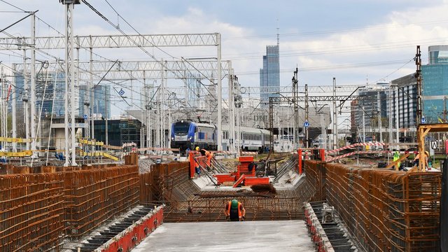 Betonowa podstawa obiektu inżynieryjnego. W tle widoczny pociąg i elementy sieci trakcyjnej fot. Martyn Janduła