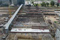 Widok z góry na płytę stropową przyszłego tunelu na Warszawie Zachodniej, po prawej konstrukcja kładki, fot. Artur Lewandowski