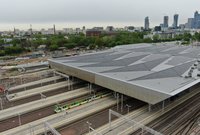 Widok z góry na stację Warszawa Zachodnia. Pociąg wyjeżdżający ze stacji_fot. Artur Lewandowski