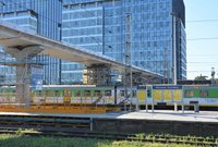 Konstrukcja kładki nad torami i peronami, pociąg na stacji_fot. Martyn Janduła