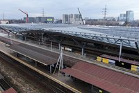 Peron nr 5 na tle wysokiego zadaszenia nad peronem nr 6 fot. Artur Lewandowski