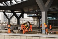Pracownicy przy budowie peronu nr 6, fot. Martyn Janduła