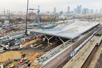 Widok od stacji na halę peronową. Pendolino przy peronie, fot. Artur Lewandowski