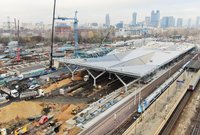 Widok od stacji na halę peronową. Pendolino przy peronie, fot. Artur Lewandowski