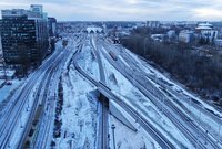 Tory prowadzące od Warszawy Zachodniej do Warszawy Centralnej i Warszawy Głównej na tle centrum miasta, fot. Artur Lewandowski